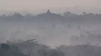 Candi Borobudur diselimuti kabut, dilihat dari Bukit Punthuk Setumbu. (Foto : Liputan6.com/edhie prayitno ige)