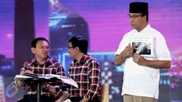 Anies Baswedan memperlihatkan gambar saat debat final cagub DKI di Hotel Bidakara, Jakarta, Jumat (10/2). Anies menanggapi gagasan Agus dan Ahok mengenai pelayanan terhadap kaum difabel. (Liputan6.com/Faizal Fanani)
