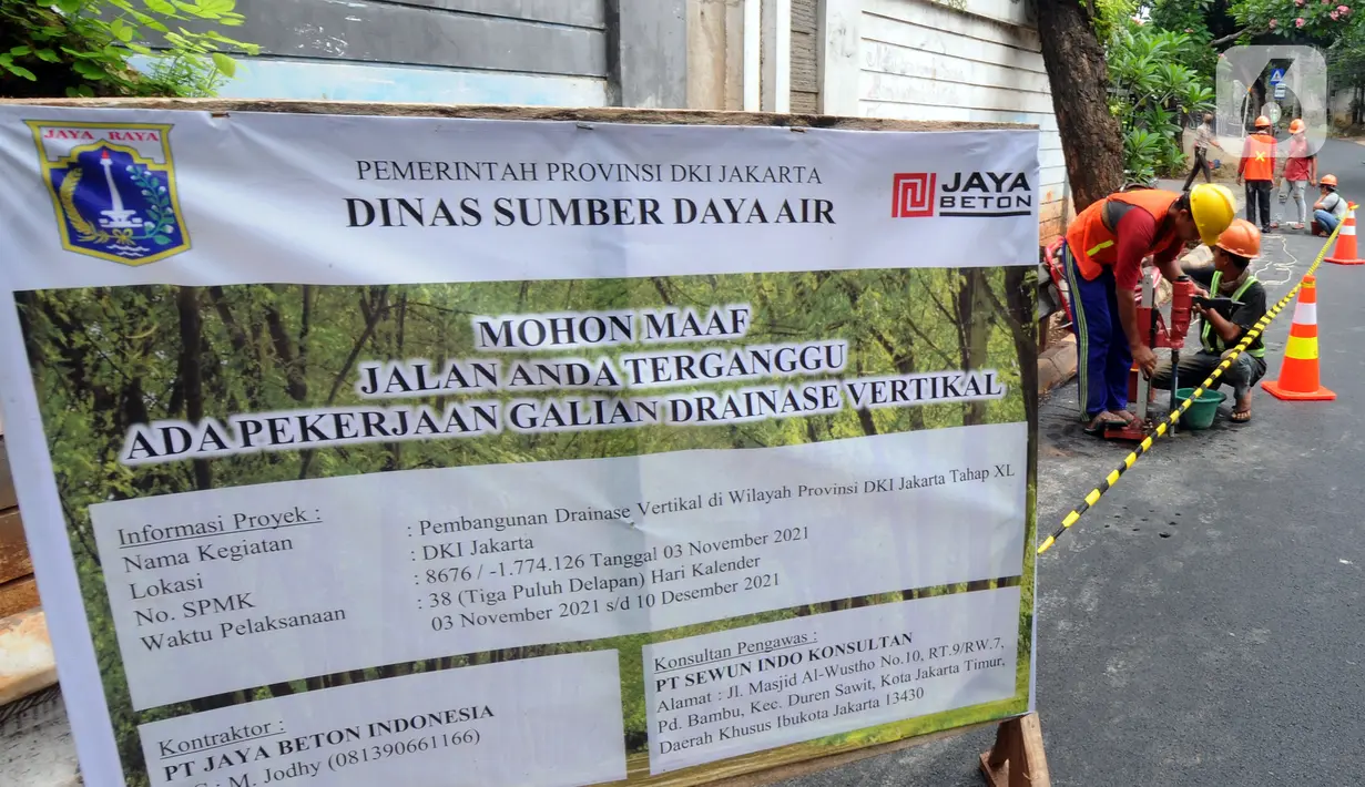 Papan pemberitahuan terpampang saat pekerja mengebor aspal yang menutup sumur resapan di Jalan Lebak Bulus III, Cilandak, Jakarta Selatan, Senin (6/12/2021). Sebanyak 29 sumur resapan yang tertutup aspal kembali dilubangi agar bisa bisa menampung air saat curah hujan tinggi.(merdeka.com/Arie Basuki)