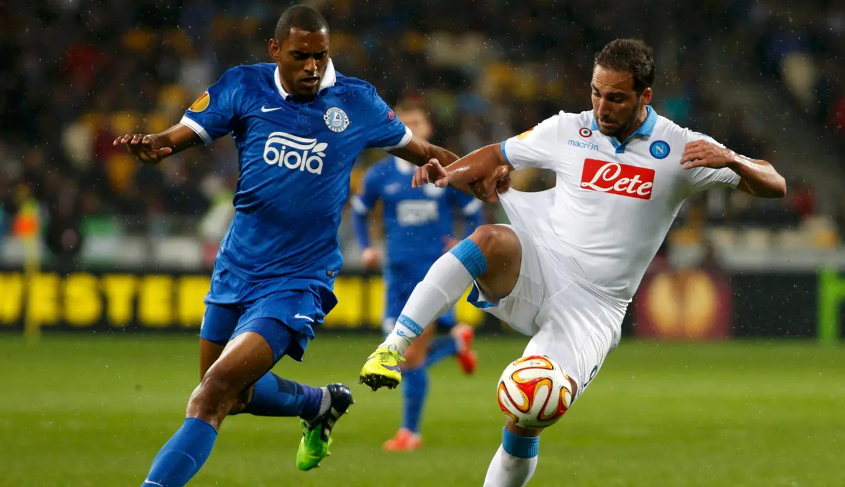 Penyerang Napoli, Gonzalo Higuain (kanan) berusaha melewati bek Dnipropetrovsk, Douglas di leg kedua semifinal Europa League di NSK Olimpijs'kjv Stadium,, Jumat (15/5/2015). Dnipro Dnipropetpovsk menang 1-0 atas Napoli. (REUTERS/Valentyn Ogirenko)