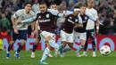 Aston Villa berhasil membalikkan keadaan pada babak kedua. Mereka sukses mencetak tiga gol melalui Emiliano Buendia (P) (58') dan John McGinn (77', 80'). (AP Photo/Dave Shopland)