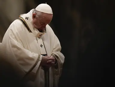 Paus Fransiskus berdoa saat merayakan Misa Malam Natal, di Basilika Santo Petrus, di Vatikan, Jumat (24/12/2021). Paus Fransiskus merayakan Misa Malam Natal di hadapan sekitar 1.500 orang di Basilika Santo Petrus. (AP Photo/Alessandra Tarantino)