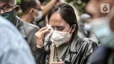 Keluarga korban kecelakaan pesawat Sriwijaya Air SJ 182 menangis usai memberikan data forensik di Posko Ante Mortem RS Polri, Jakarta, Minggu (10/1/2021). Keluarga korban jatuhnya Sriwijaya Air SJ 182 terlihat cemas dan menangis saat menanti kedatangan korban. (merdeka.com/Iqbal S. Nugroho)
