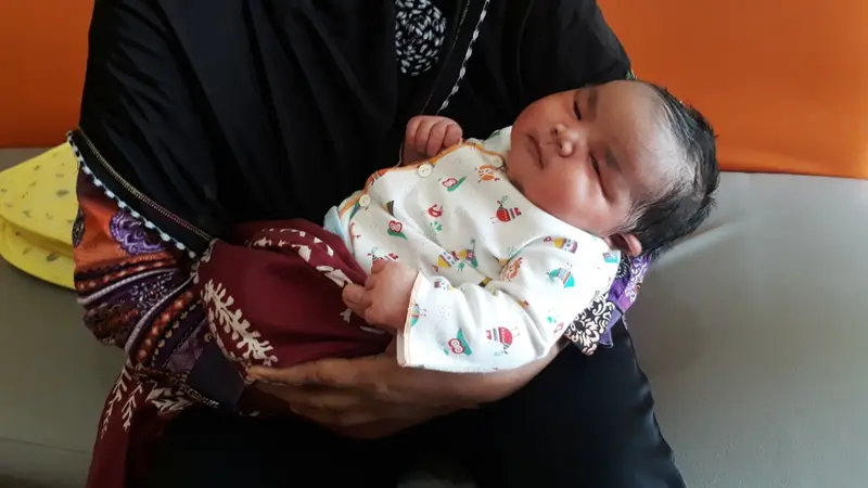 Bayi raksasa berjenis kelamin perempuan dilahirkan dengan bobot 5,8 kilogram dilahirkan dengan operasi sesar. (Foto: Liputan6.com/Muhamad Ridlo)