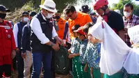 Gubernur Jabar Ridwan Kamil didampingi Wabup Garut Helmi Budiman memberikan paket tas sekolah bagi anak-anak korban terdampak banjir di Kampung Cikarokrok, Desa Sukasenang, Kecamatan Banyuresmi. (Liputan6.com/Jayadi Supriadin)