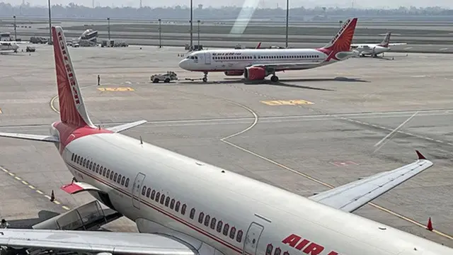 Maskapai Air India tengah parkir di sebuah bandara.