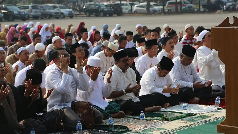 Ribuan kyai salat