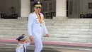 <p>Melihat kekompakan Ridwan Kamil dan Arkana Aidan saat upacara 17 Agustus. (Foto: Instagram/ ridwankamil)</p>