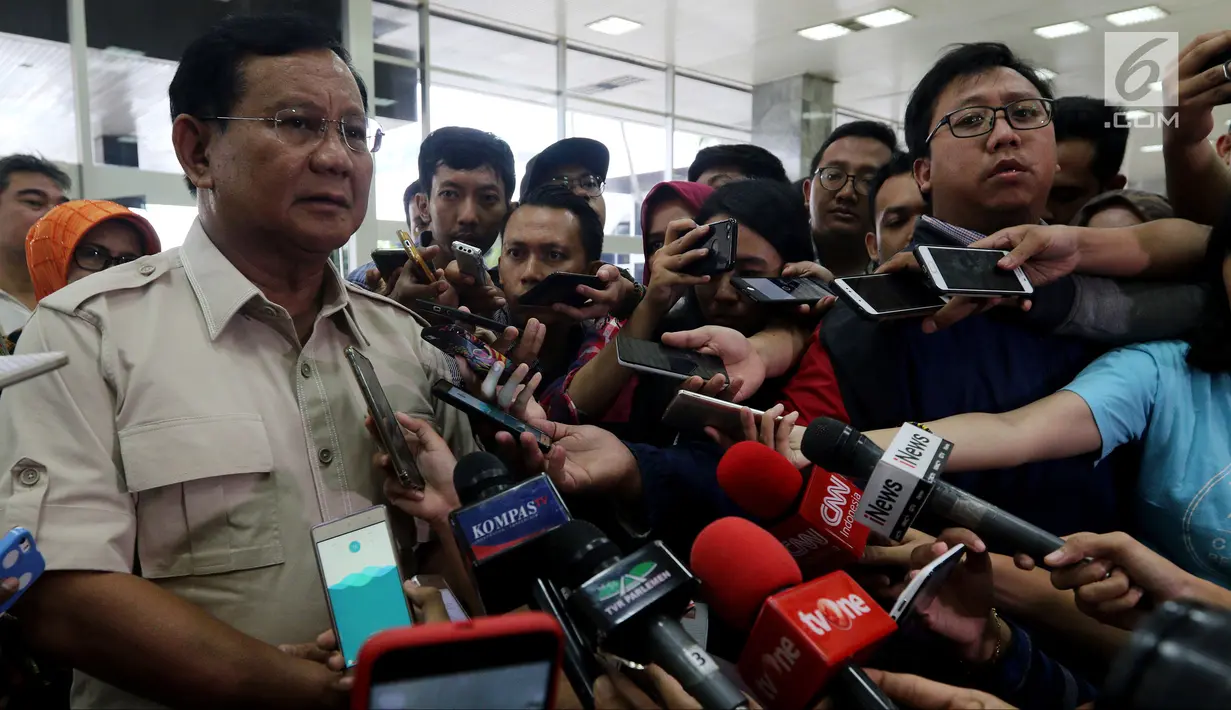 Ketua Umum Partai Gerindra Prabowo Subianto menjawab pertanyaan wartawan saat menyambangi Kompleks Parlemen, Jakarta, Rabu, (16/5). Selain membahas teror, Prabowo juga berkordinasi dan diskusi bersama politisi Gerindra di DPR. (Liputan6.com/JohanTallo)
