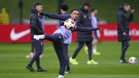 Bek Liverpool Trent Alexander-Arnold menghadiri sesi latihan menjelang leg kedua perempat final Liga Europa, di AXA Training Centre, Liverpool, Rabu (17/4/2024). (Peter Byrne/PA via AP)