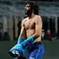 Pemain Arsenal Mohamed Elneny berjalan di lapangan usai pertandingan melawan AC Milan di laga Liga Europa leg pertama di stadion San Siro Milan, Italia (8/3). (AP Photo / Luca Bruno)