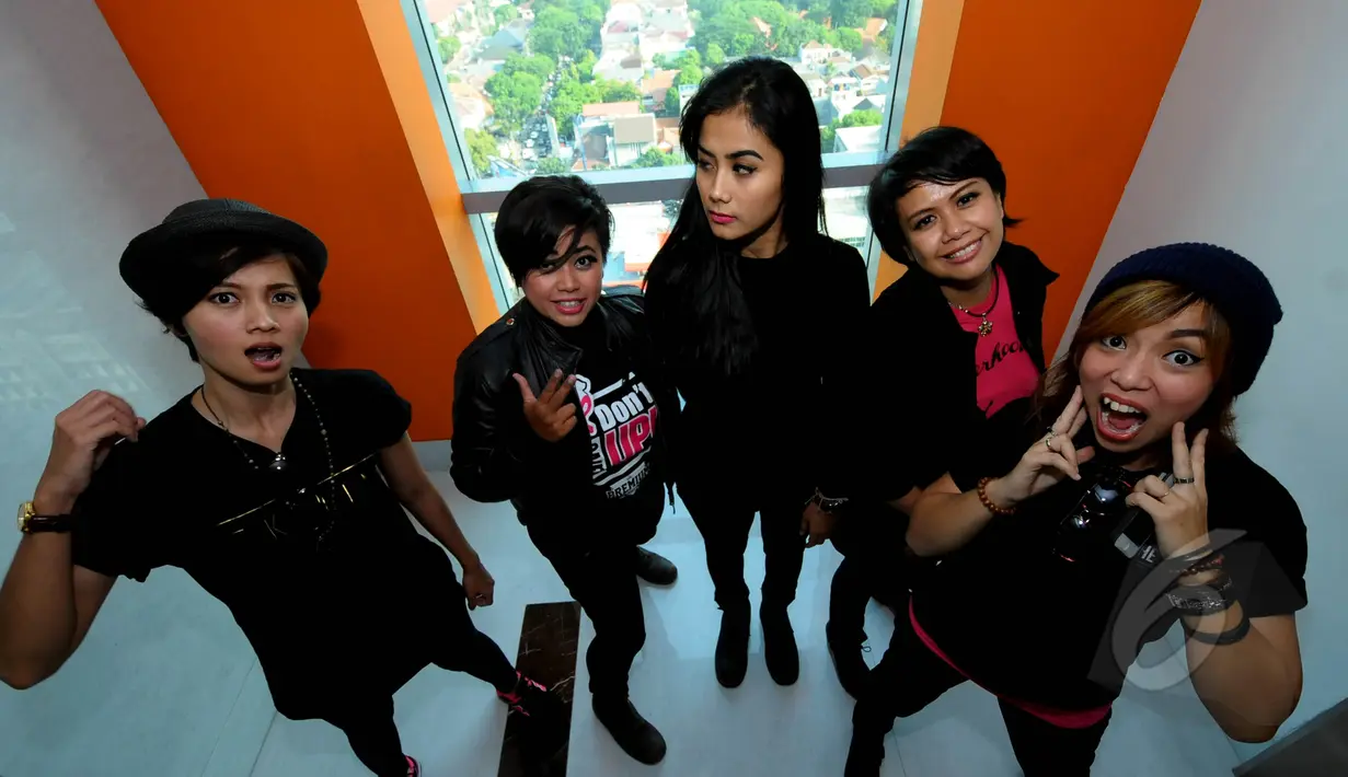 Band SHE saat melakukan pengambilan gambar di kantor Liputan6.com di SCTV Tower, Jakarta, Rabu (20/5/2015). (Liputan6.com/Faisal R Syam)