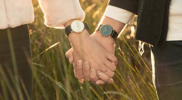 Suami Istri Yang Sering Berpegangan Tangan Hidupnya Bisa Lebih