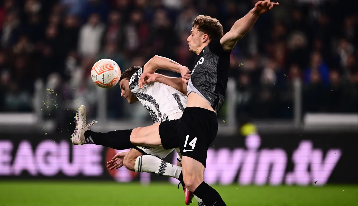 Gelandang Juventus Nicolo Fagioli (Kiri) dan gelandang Freiburg, Yannik Keitel berebut bola dalam laga leg pertama babak 16 besar Liga Europa 2022-2023 di Allianz Stadium, Jumat (10/3/2023) dini hari WIB. Kemenangan tipis 1-0 ini bakal jadi modal Juve ketika bertandang ke markas Freiburg dalam duel leg kedua 16 besar Liga Europa pekan depan. (Photo by Marco BERTORELLO / AFP)