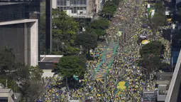Pendukung Presiden Brasil Jair Bolsonaro berkumpul di Paulista Avenue pada Hari Kemerdekaan di Sao Paulo, Brasil, Selasa (7/9/2021). Ribuan orang yang turun ke jalan terbagi dalam dua kubu yaitu pendudukung serta penentang Presiden Brasil Jair Bolsonaro. (AP Photo/Andre Penner)