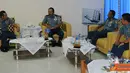 Citizen6, Surabaya: Dankobangdikal Laksda TNI Djoko Teguh Wahojo menerima kunjungan resmi  Gubernur AAL Laksma TNI Herry Setianegara, di Lobby Utama Gedung Mako Ki Hadjar Dewantara Kesatrian Bumimoro Kobangdikal, Selasa, (17/7). (Pengirim: Penkobangdikal)