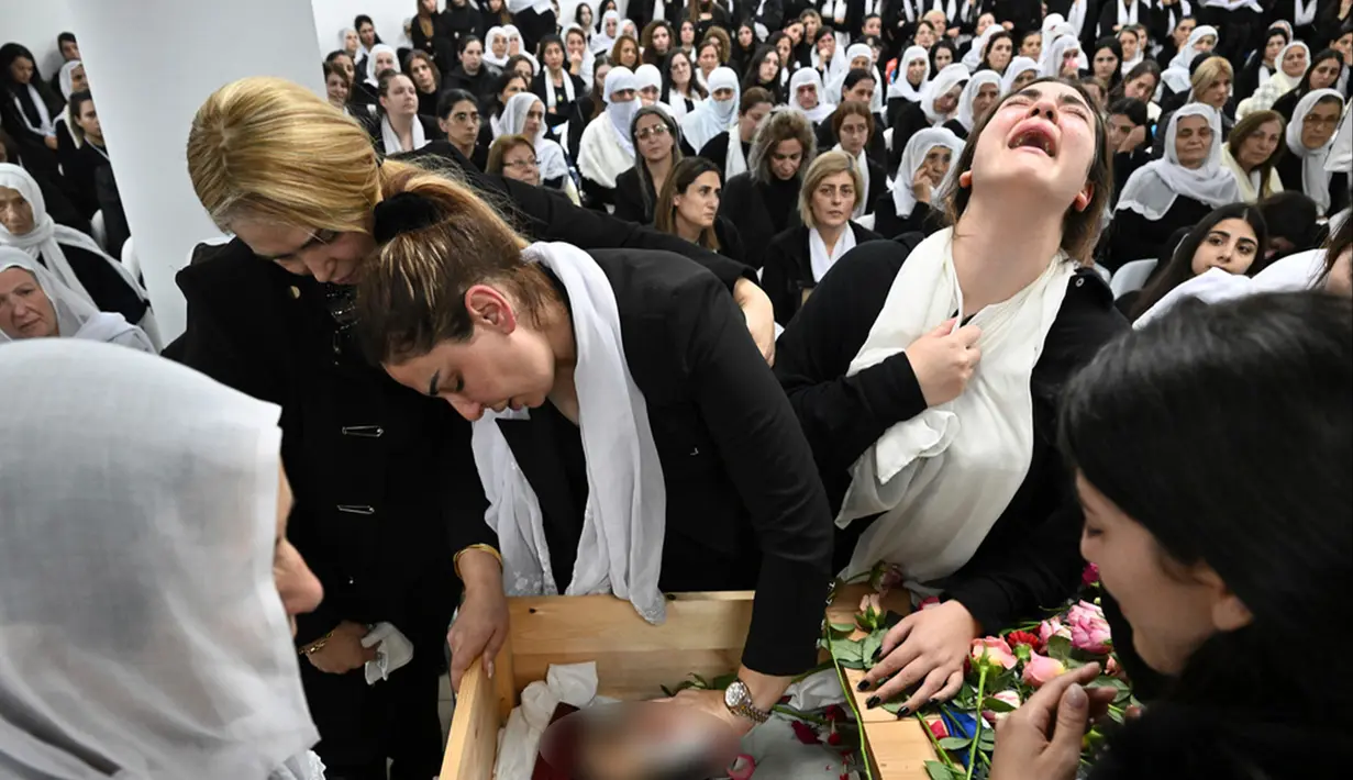 Para pelayat berkumpul di sekitar jenazah tentara Druze Israel, Mayor Jamal Abbas, saat pemakamannya di Pekiin, Israel, Minggu (19/11/2023). Abbas terbunuh dalam operasi darat militer di Jalur Gaza. (AP Photo/Rami Shlush)