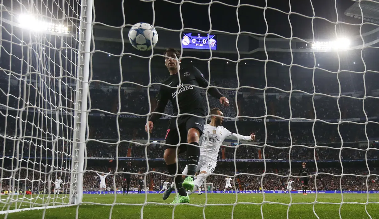 Pemain PSG Maxwell hanya melihat bola yang masuk ke gawangnya pada lanjutan Liga Champions Grup A di Stadion Santiago Bernabeu, Madrid, Rabu(4/11/2015) dini hari. Madrid menang tipis 1-0.  (Reuters / Sergio Perez)