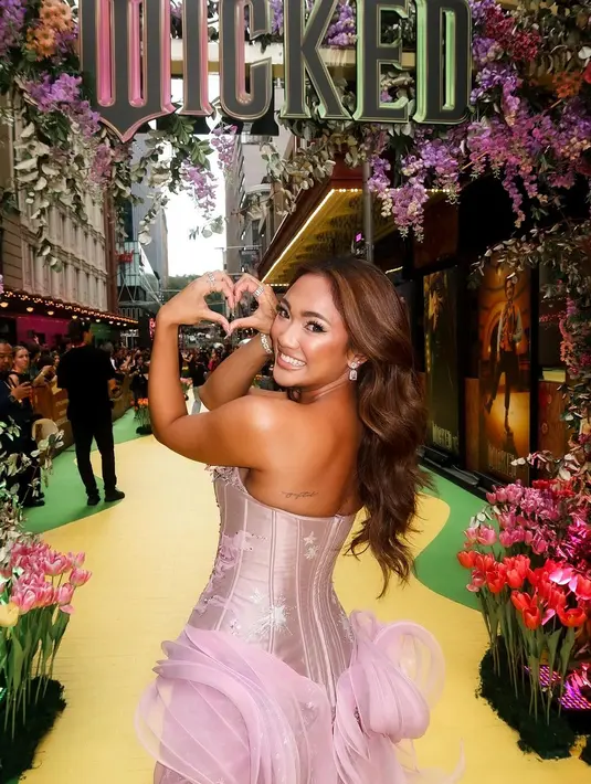Penampilannya dipermanis dengan aksesori @rinaldyyunardi, disempurnakan pulasan makeup soft glam oleh @alexpolverinomua dan tatanan rambut bergelombang yang dramatis oleh @hairwithlinda [@lalamarionmj].