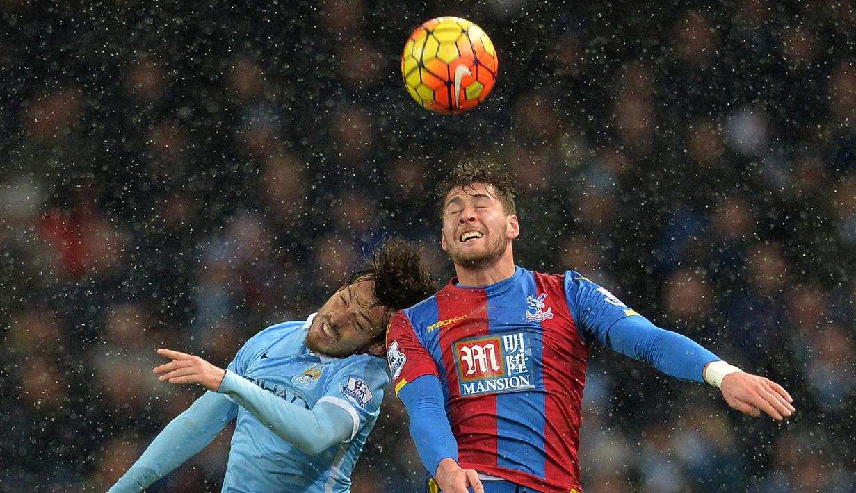Pemain Manchester City, David Silva (kiri) berduel dengan pemain Crystal Palace,  Joel Ward pada lanjutan liga premier Inggris di Stadion Etihad, Manchester, Sabtu (16/1/2016). (AFP Photo/Paul Ellis)