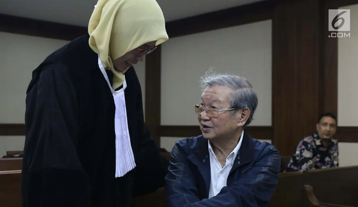 Terdakwa suap kasus suap hakim PN Tipikor Medan, Tamin Sukardijelang menjalani sidang pembacaan putusan di Pengadilan Tipikor, Jakarta, Kamis (4/4). Tamin Sukardi divonis 6 tahun penjara dan denda Rp 300 juta subsider 3 bulan kurungan. (Liputan6.com/Helmi Fithriansyah)