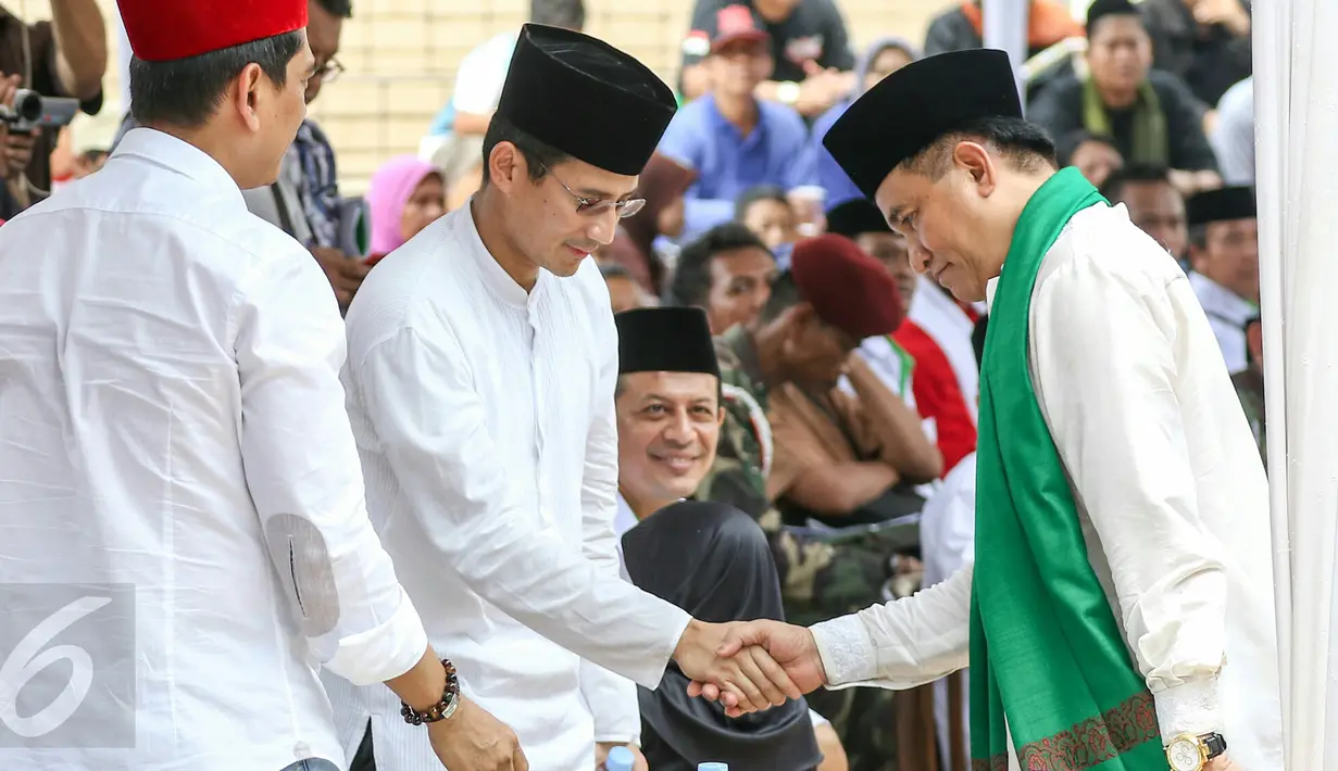 Yusril Ihza Mahendra menyalami Sandiaga Uno saat bertemu di acara Gebyar Budaya Betawi di Balai Rakyat Condet, Jakarta, Minggu (20/3/2016). Dua balon Gubernur DKI Jakarta tersebut menemui Rumpun Masyarakat Betawi. (Liputan6.com/Yoppy Renato)
