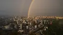 Pelangi ganda terlihat dari Central Television Tower di Beijing (26/8/2021). Keindahan pelangi ganda dimanfaatkan warga Beijing untuk diabadikan lewat foto dan berfoto dengan latar pelangi itu. (AFP/Jade Gao)