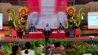 Pustakawan Utama Perpustakaan Nasional Dedi Junaedi dan Duta Baca Gol A Gong bersama stakeholder dalam Roadshow Duta Baca Indonesia (DBI) di Kabupaten Buleleng, Bali. (Liputan6.com/ Istimewa)