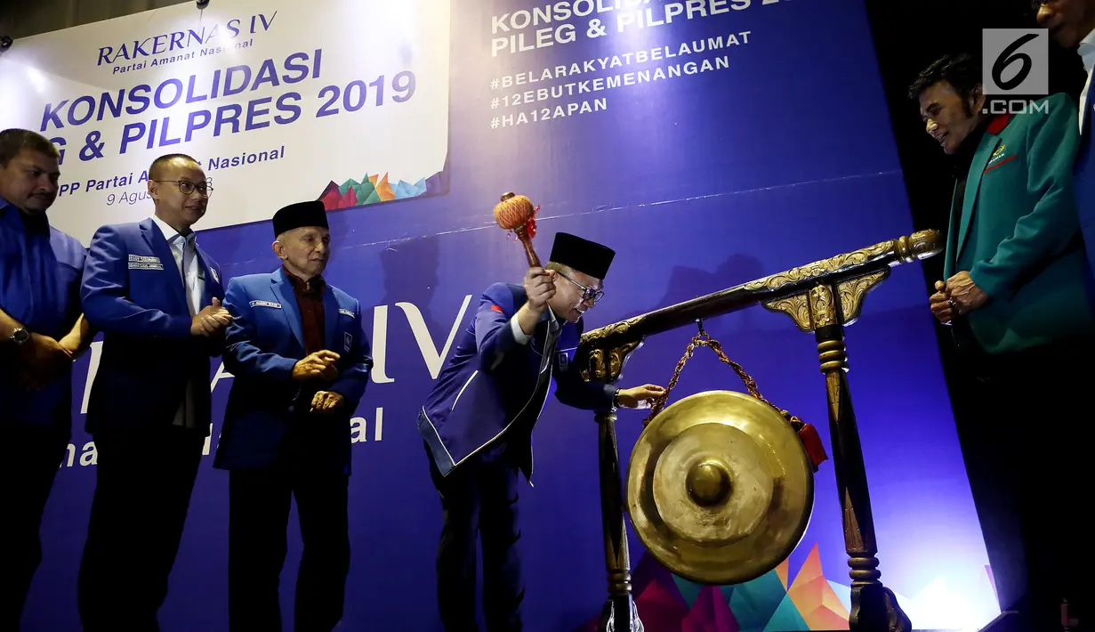 Ketum PAN Zulkifli Hasan memukul gong saat pembukaan Rakernas PAN di Jakarta, Kamis (9/8). Dalam rakernas tersebut PAN secara resmi mengusung Prabowo Subianto sebagai calon presiden pada Pilpres 2019.  (Liputan6.com/Johan Tallo)