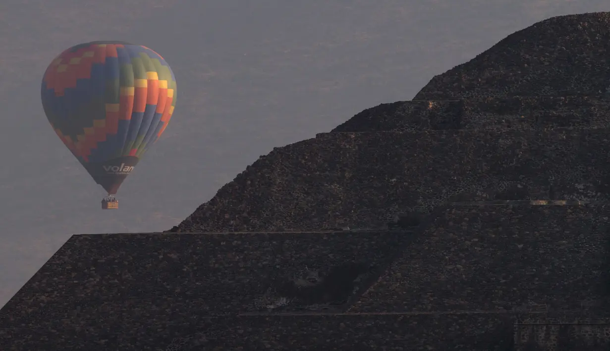 Sebuah balon udara terbang pada upacara menyambut fenomena equinox di atas Piramida Matahari, Teotihuacan, Meksiko, Senin (20/3). Fenomena equinox merupakan peristiwa ketika matahari tepat berada di atas khatulistiwa. (AP/Rebecca Blackwell)