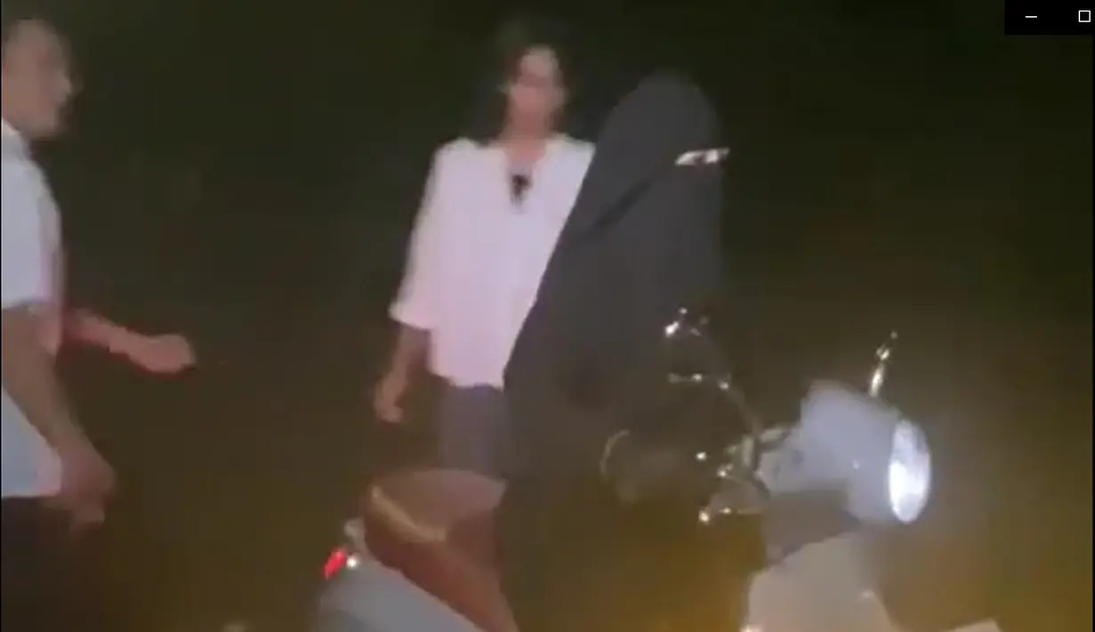 Ummi Pipik juga mengungkapkan rasa syukur dan terima kasihnya kepada Raffi dan Nagita. "Alhamdulillaah Hari ini bukber bersama pasangan yg baik, yg selalu jd contoh kedermawananya a raffi n mama gigi @raffinagita1717 , terimakasih aa raffi sama mama gigi utk hadiah ultahnya untuk @abidzar73," tulis _ummi_pipik_. 
 [Instagram/_ummi_pipik_]