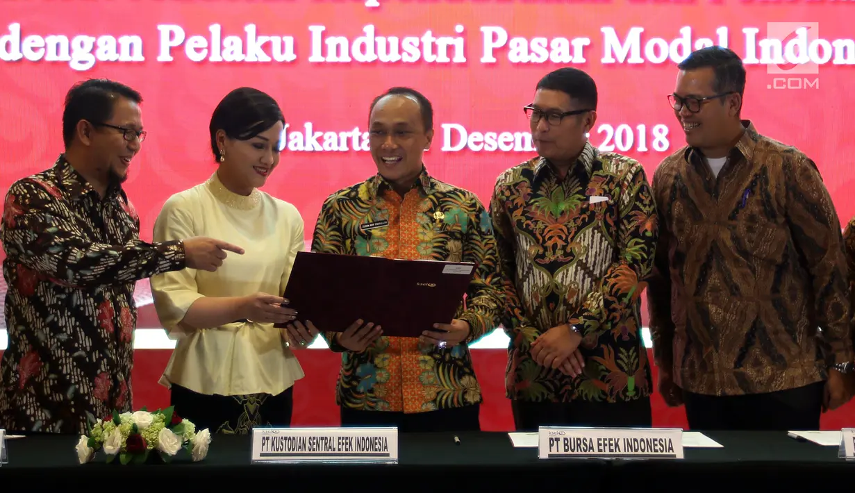 Dirjen Dukcapil Zudan Arif Fakrulloh, Dirut KSEI Friderica Widyasari Dewi, Dirut BEI Inarno Djajadi usai penandatanganan kerja sama pemanfaatan data Ditjen Dukcail dengan 104 pelaku industri pasar modal, Jakarta, Jumat (21/12). (Liputan6.com/JohanTallo)