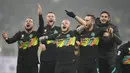 Para pemain Inter Milan merayakan kemenangan atas Torino pada pertandingan lanjutan Liga Serie A Italia di Stadion San Siro, di Milan, Italia, Kamis (23/12/2021). Inter Milan menang tipis atas Torino dengan skor 1-0. (AP Photo/Luca Bruno)