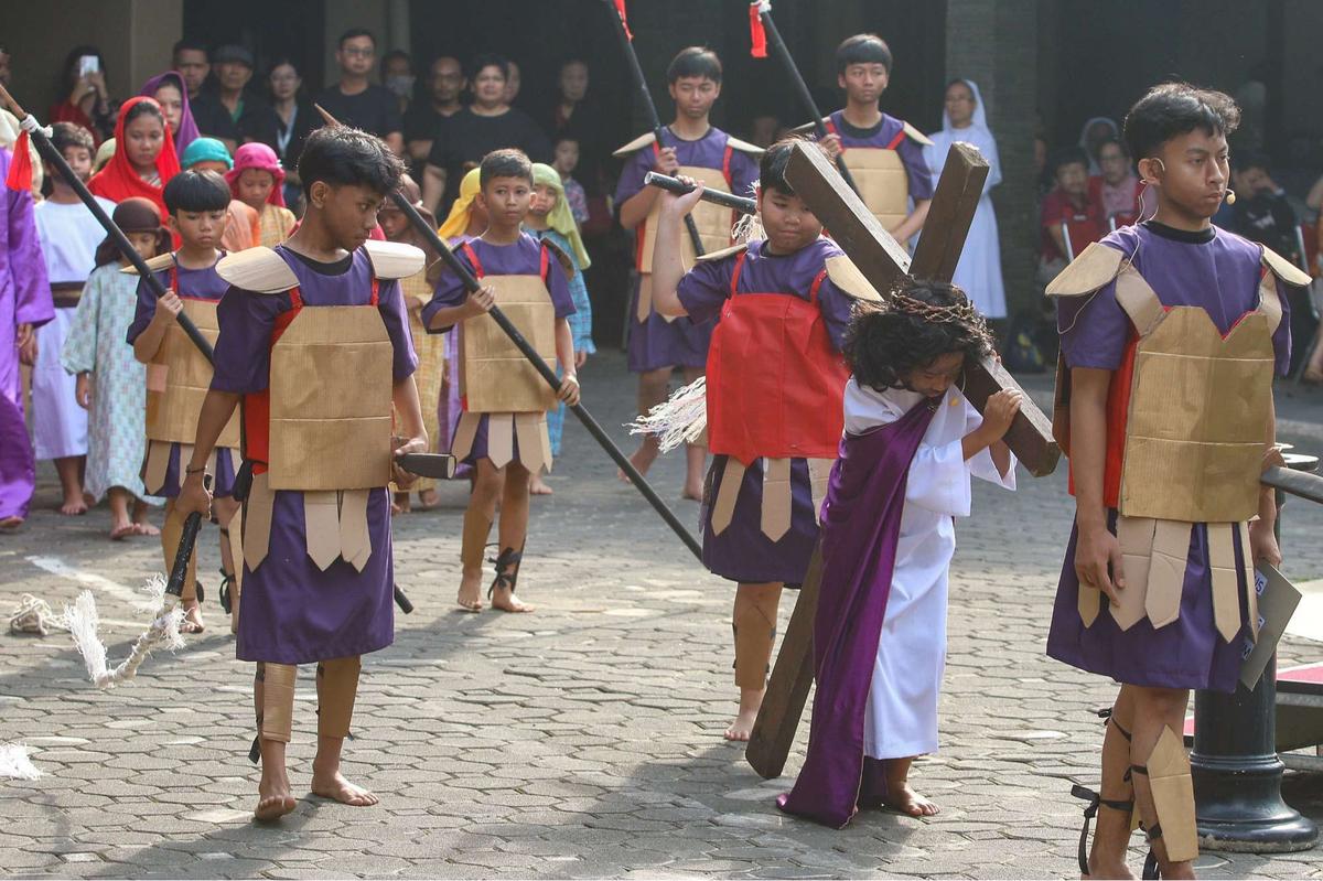 Anak-anak tampilkan drama penyaliban Yesus Kristus saat peringati Jumat Agung