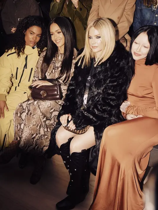 Sepatu boots Avril memberikan dorongan tinggi badan yang apik selama acara untuk tetap tampil modis. [@avrillavigne]