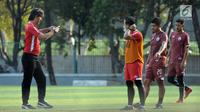 Pelatih Persija, Stefano Cugurra (kiri) memberi arahan pada Bambang Pamungkas (ketiga kiri) saat latihan di Lapangan A Kompleks GBK Jakarta, Jumat (11/5). Persija melakoni laga kandang lawan Madura United, Sabtu (11/5). (Liputan6.com/Helmi Fithriansyah)