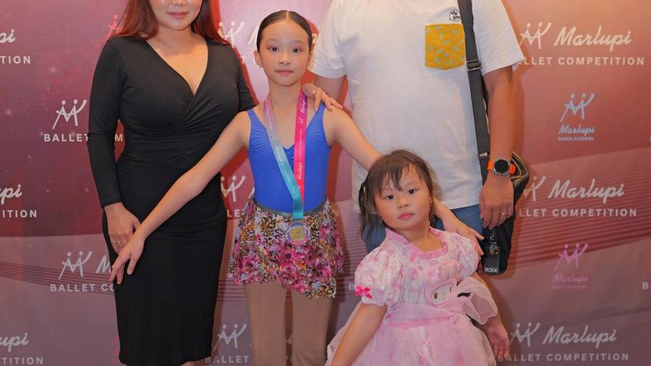 8 Potret Support Sarwendah Temani Anak Kompetisi Balet, Bangga Dapat Emas