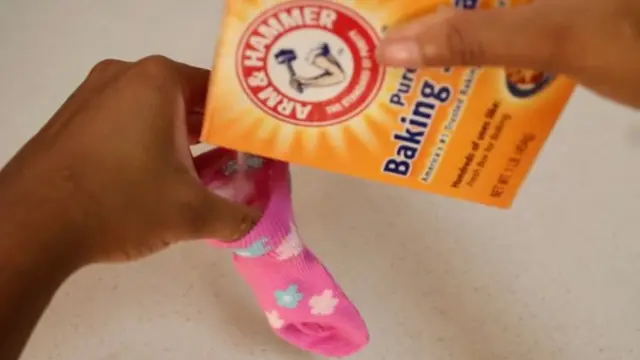 Pakai Baking Soda, Cara Ini Musnahkan Bau Tak Enak di Sepatumu
