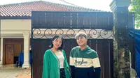 Jirayut dan Haruka Nakagawa eks JKT48 berpose layaknya couple dengan busana warna senada. (Instagram @jirayutdaa4official)