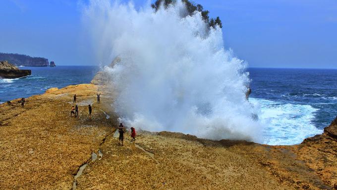 'Ombak Terbang' di Pantai Patuk Gebang - Lifestyle Fimela.com