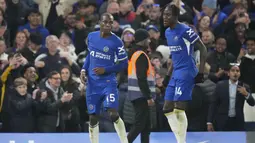 Pemain Chelsea, Nicolas Jackson, melakukan selebrasi setelah mencetak gol ke gawang Tottenham Hotspur pada laga Liga Inggris di Stadion Stamford Bridge, Jumat (3/4/2024). (AP Photo/Kirsty Wigglesworth)