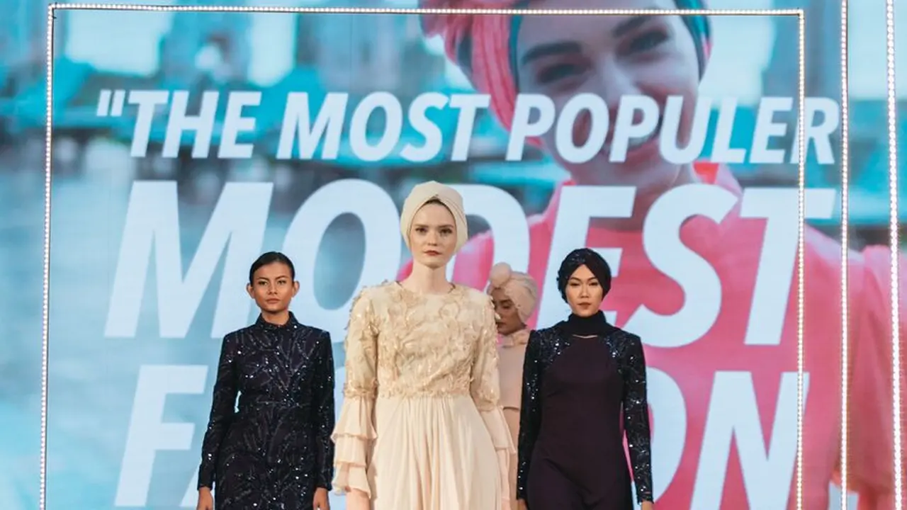 Koleksi modest wear desainer asal Turki Rasit Bagzibagli di JMFW