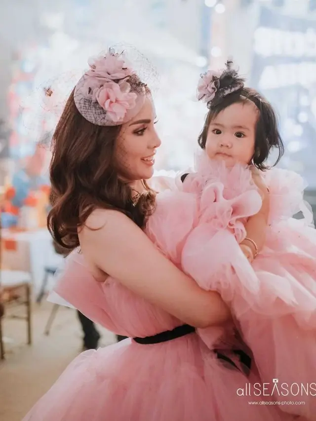 Jadi Hot Mama, Ini 6 Momen Momo Geisha saat Asuh Buah Hati