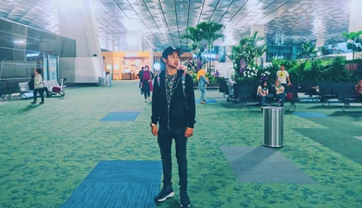 Mengingat saat mengunggah foto bareng Chelsea Islan, Babas mendapat banyak kritik pedas. Untuk kali ini ia kembali dikomentari dengan mendapatkan dukungan dan menyebut adanya kecocokan ia dan Hanin. (Instagram/bastiansteel)