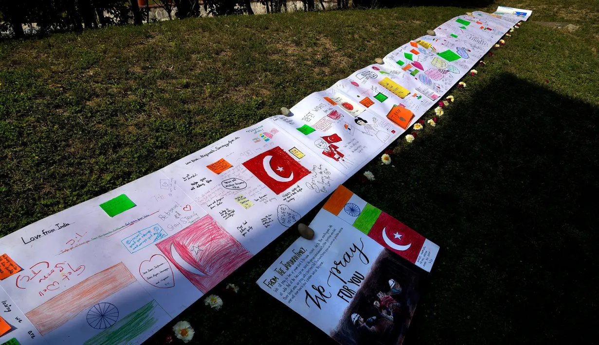 Kartu yang dibuat untuk mengungkapkan harapan terbaik dan solidaritas tergeletak saat pertemuan doa antaragama untuk memberi penghormatan kepada para korban gempa Turki dan Suriah di Kedutaan Besar Turki, New Delhi, India, Selasa (21/2/2023). (AP Photo/Manish Swarup)