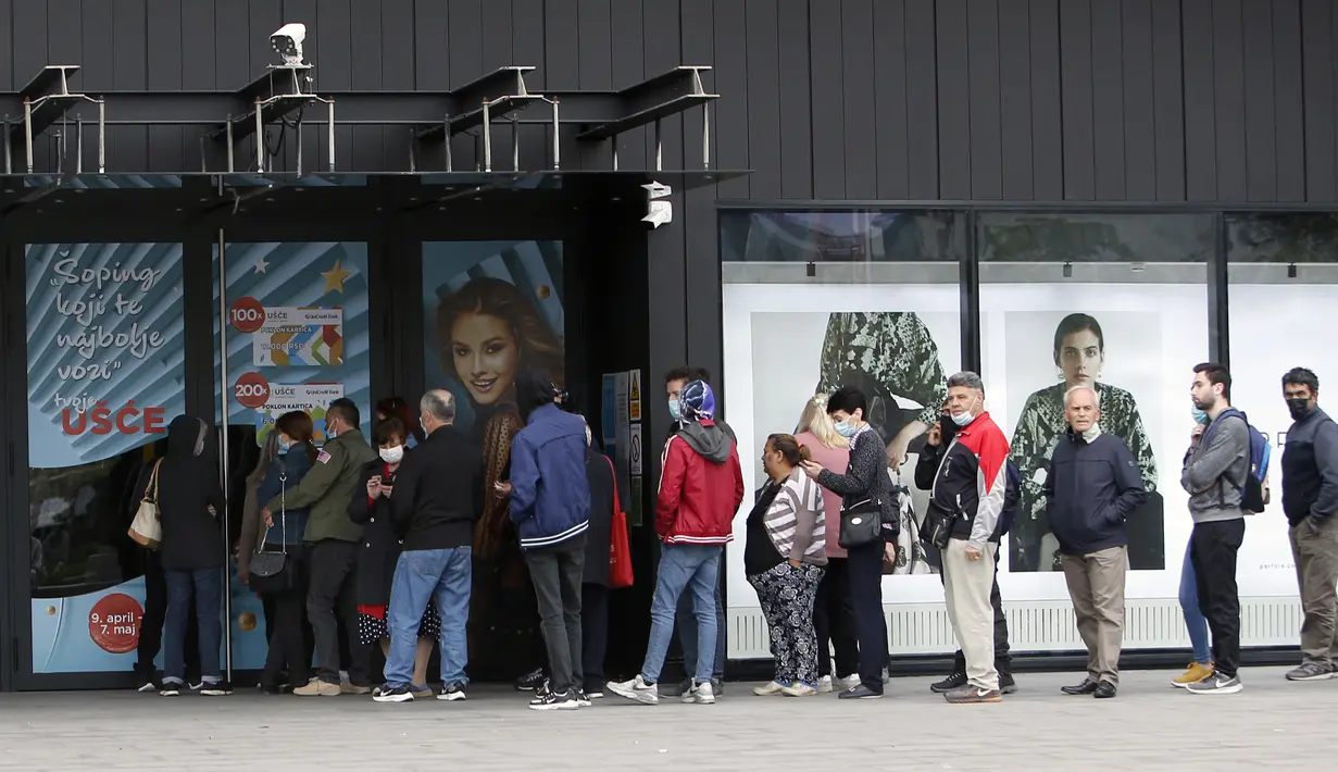 Orang-orang mengantre untuk mendapatkan vaksinasi dan menjadi satu dari 100 orang yang menerima voucher belanja di pusat perbelanjaan Usce di Beograd, Serbia, Kamis (6/5/2021). Pemerintah Serbia menawarkan uang Rp 430 ribu bagi warganya yang divaksinasi sebelum akhir Mei. (AP/Darko Vojinovic)