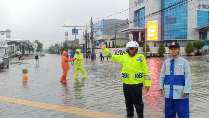 Banjir di Rawamangun, Jakarta Timur. (Twitter @tmcpoldametro)