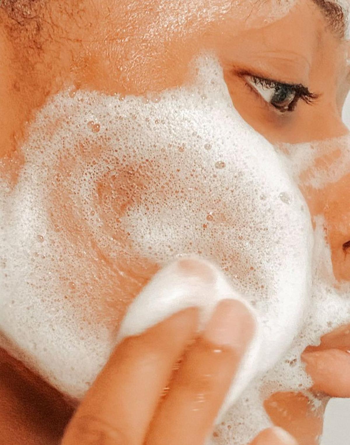 Punya Kulit Berjerawat? Simak Urutan Skincare Malam yang Paling Efektif untuk Hasil Maksimal