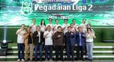 Ketua umum PSSI, Erick Thohir (tengah kanan), Direktur utama PT Pegadaian Damar Latri Setiawan (tengah kiri), Direktur utama PT LIB Ferry Paulus (ketiga kanan), dan Deputy Director Origramming Indosiar Ekin Gabriel Surbakty (kiri) berfoto bersama saat konferensi pers Pegadaian Liga 2 2024/2025 yang berlangsung di The Gade Tower, Senen, Jakarta, Selasa (03/09/2024). (Bola.com/Bagaskara Lazuardi)