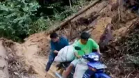Bantuan dari Pundi Amal SCTV sampai di daerah terisolasi banjir dan longsor di Pasaman.